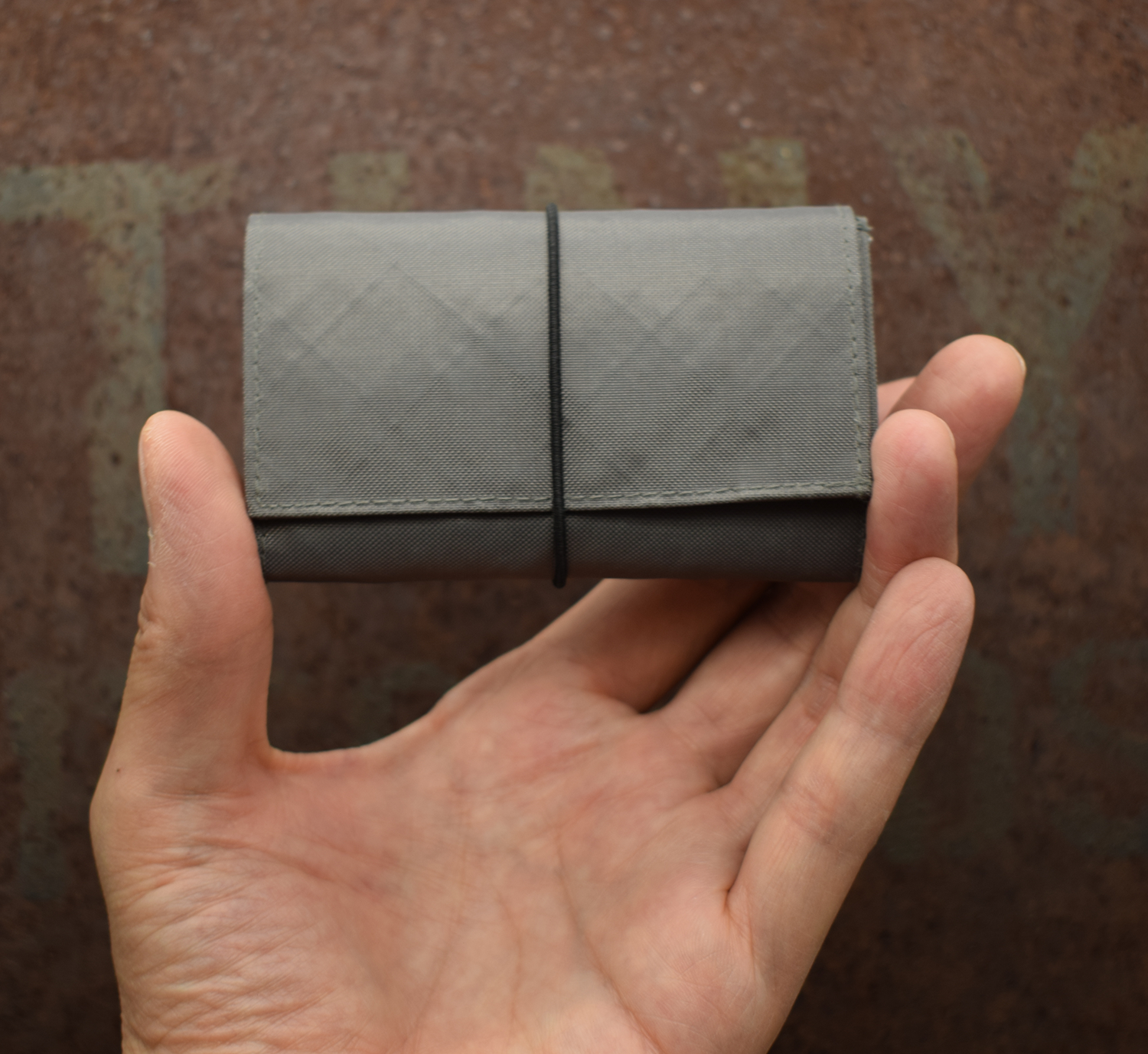 in2wallet.  Gray (black)